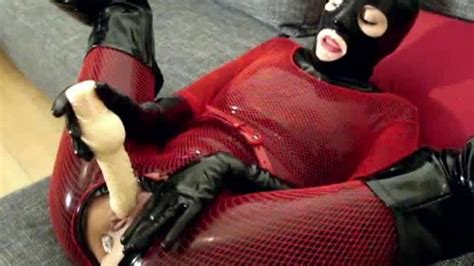 Hot Girl Se Masturbe Dans Black Gants De Masque De Combinaison En Latex Bottes Et Pink Bodysuit