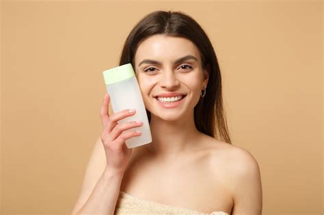 Close Up De Mulher Morena Seminua Pele Perfeita Removendo Maquiagem Nude Isolada Em Parede