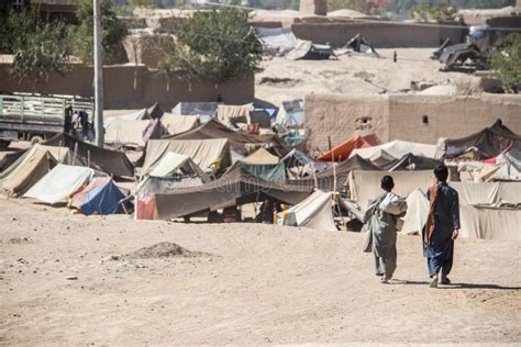 Camp Et Images De Réfugié De Lafghanistan Dans Le Nord Ouest Au Milieu