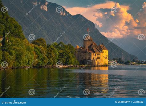 Château De Chillon Et Lac De Genève Au Coucher Du Soleil Montreux