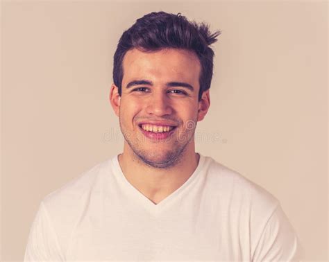 Portret Van De Aantrekkelijke Gay Transsexueel Jongeman Met Glimlachend Blij Gezichtje