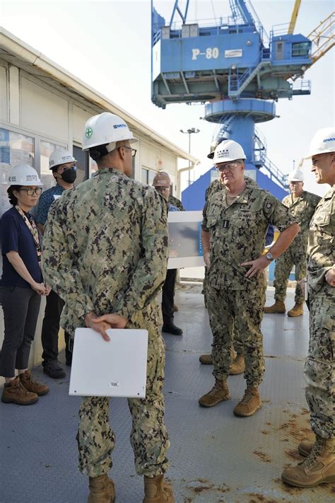 U S Pacific Fleet Commander Visits Pearl Harbor Naval Shipyard Naval