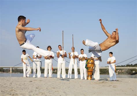 Qual Dos Golpes A Seguir é Característica Da Capoeira