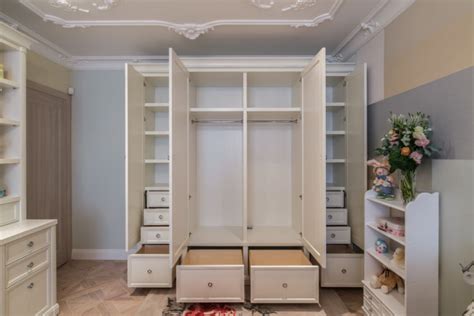 Нежный дизайн детской для двух девочек: все пополам