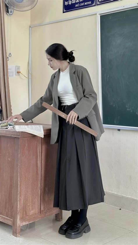 Cô giáo tiểu học hot nhất TikTok vì vừa xinh vừa mặc đẹp