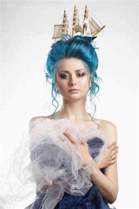 Ragazza Sensuale Con Le Spalle Nude E La St Blu Dipinta Dei Capelli Immagine Stock Immagine Di