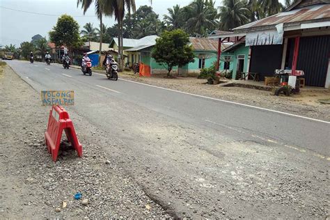 Kondisi Jalan Nasional Di Sini Rusak Berlobang Warga Pasang Tulisan