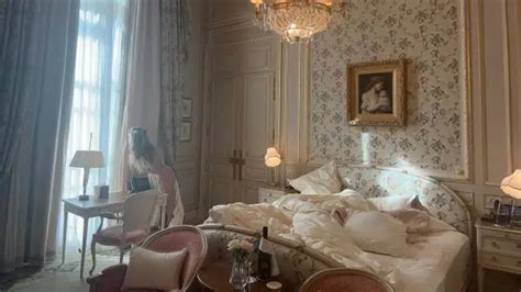 Wow Heidi Klum Poses Naked At A Window In Paris