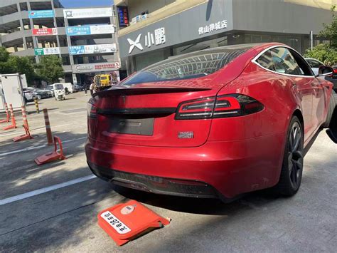 Tesla Model S Plaid Spotted Unloading En Chine Manque De Capteurs à