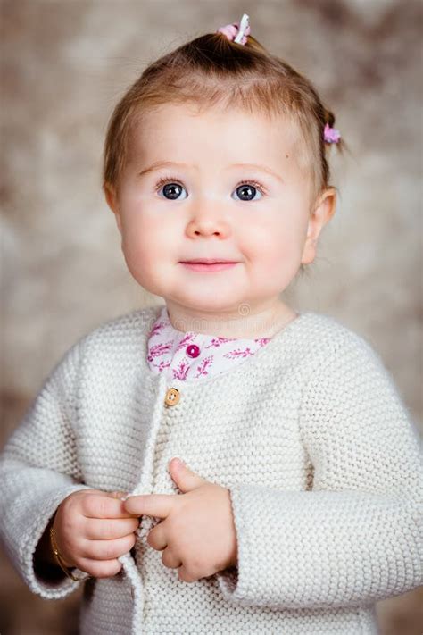 Portrait En Gros Plan D Une Petite Fille Blonde De Sourire Image Stock Image Du Verticale
