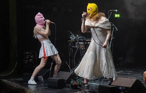 Cantano Contro I Crimini Dellesercito Russo Pisciano Sulla Foto Di Putin Cinque Pussy Riot