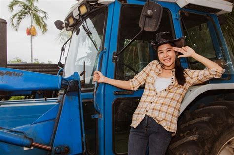 Agricultura De Agricultor De Retrato Jovem Fica Em Um Trator Dirigindo