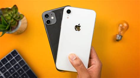 Review IPhone XR Vs IPhone 11 Duel Smartphone Apple Harga 3 5 Jutaan