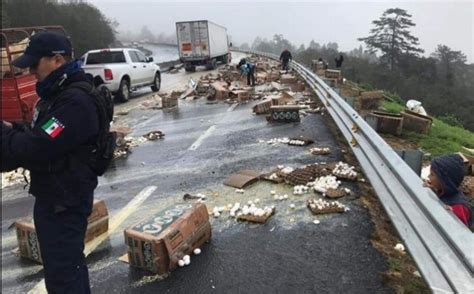 Tráiler que transportaba cajas de huevo vuelca en carretera Xalapa