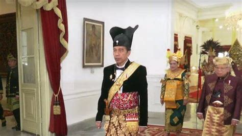 penjelasan istana soal jokowi kenakan baju raja jawa  upacara hut