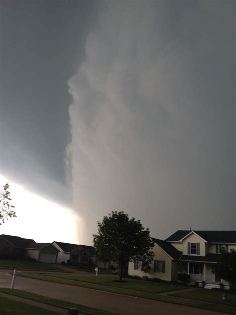 Now this is a wall cloud, Eldridge Iowa 2013