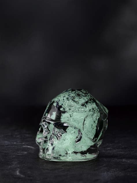 Dekorativní figurka Memento Mori lebka S opalizující zelená Nude