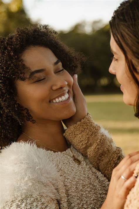 Downloaden Lesbisches Mädchen 2000 X 3000 Wallpaper | Wallpapers.com