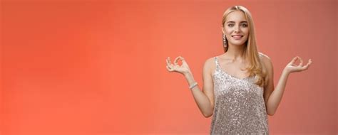 Calme Soulagé Heureux Fabuleux Jeune Femme Blonde En Robe De Luxe élégante Argentée Debout Rouge