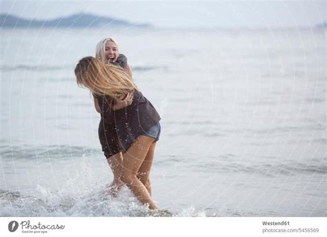 Zwei junge Frauen amüsieren sich im Meer ein lizenzfreies Stock Foto