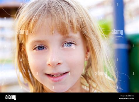 Sch Ne Blonde Kind M Dchen Portr T Mit Blauen Augen Stockfotografie Alamy
