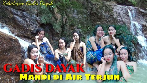 Gadis Dayak Mandi Di Air Terjun Air Nya Jernih Banget Youtube