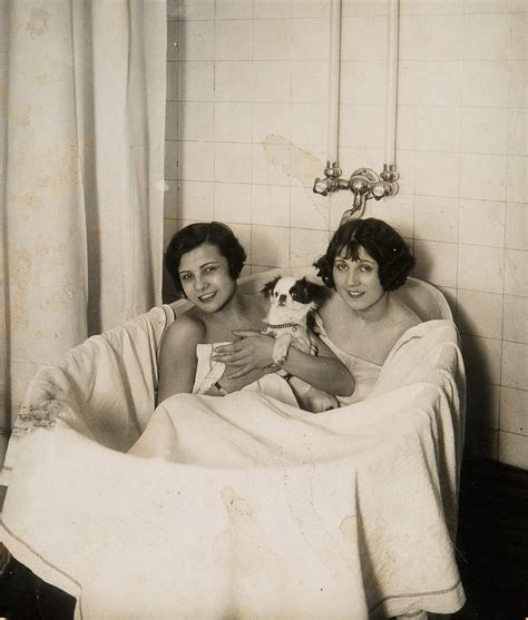 La Jana In Bathtub With Friends Un Regard Oblique