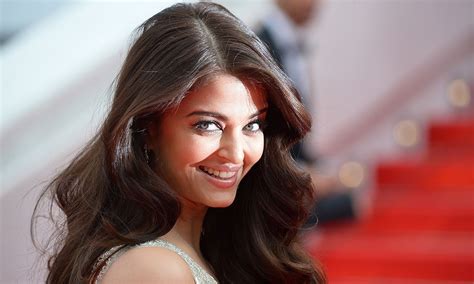 Super Exposed Bollywood Actress Aishwarya Rai Hot Cleavages