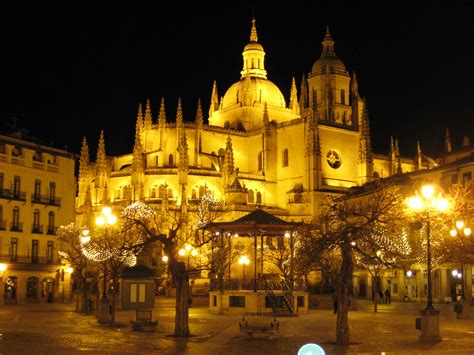 What makes the fairy-tale Alcazar castle in Segovia so special 15