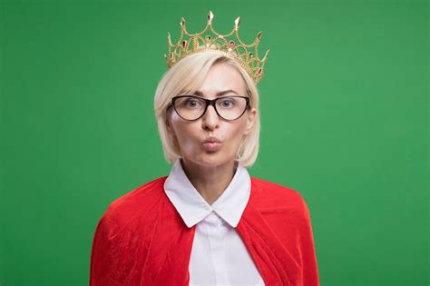 Femme Super H Ros Blonde D Ge Moyen Impressionn E En Cape Rouge Portant Des Lunettes Et Une