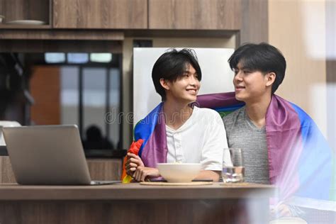 Pareja Gay Romántica Abrazándose Bajo La Bandera Del Orgullo Lgbtq Relación De Orgullo Lgbt Y