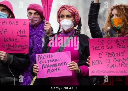 Personas De La Organizaci N Feminista Non Una Di Meno Participan En Una