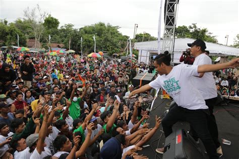 gus muhaimin festival ribuan masyarakat padati lapangan wonoayu kediri