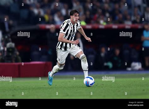 Dusan Vlahovic De Juventus Fc Contrôle Le Ballon Lors Du Match Final De