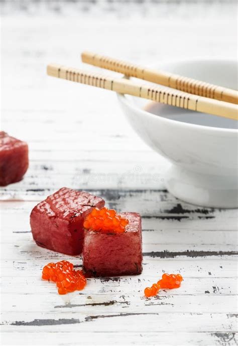 Sashimi Vermelho Do Atum Ovas Salmon Foto De Stock Imagem De