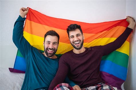 Gay Hombres Pareja Tener Tierno Momento Juntos En Casa Homosexual Multiracial Amor Y Relaci N