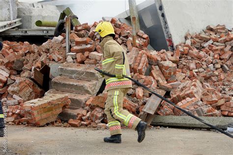 structural damage building collapse danger zone search  rescue