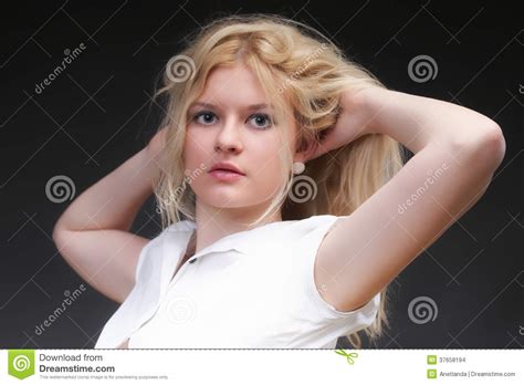 Femme Blonde Avec Son Soufflement De Cheveux Photo Stock Image Du Heureux Verticale