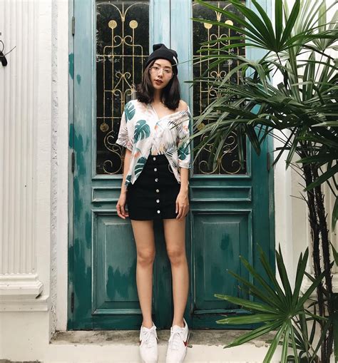 Không phải áo phông áo sơ mi cộc tay hoa hòe hoa sói mới là item được các hot girl Thái diện