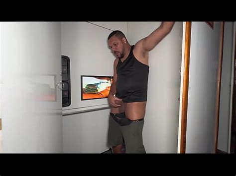 Gros poing et bareback dans les cabines cinéma gay du centre ville ROUGE COMPLET XVIDEOS