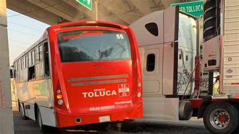 Toluca Tr Iler Se Impacta Contra Autob S De Pasajeros La Jornada