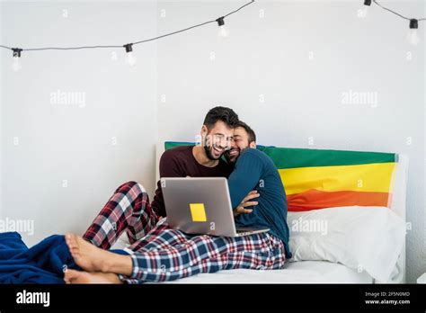 Gl Cklich Gay Paar Mit Spa Liegen Mit Laptop Im Bett Homosexuelle Liebe Und