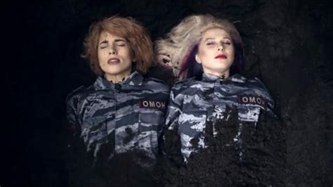 Les Pussy Riot Rendent Hommage Eric Garner Tu Par Un Policier Aux Tats Unis