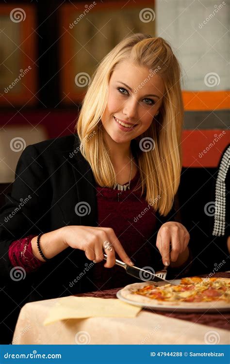 Schöne Junge Blonde Frau Pizza Im Restaurant Isst Stockfoto Bild von essen speisen 47944288