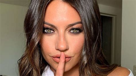 Sofía Jujuy Jiménez posó con una bikini cavada y exhibió su parte delantera en primer plano