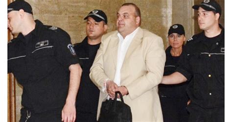 Чеци подивя, изгони си адвокатите