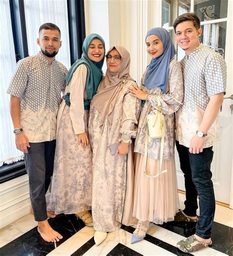 9 Potret Lebaran Keluarga Shireen Sungkar Dan Teuku Wisnu