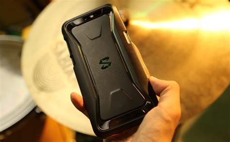 Xiaomi представила ігровий смартфон зі знімним геймпадом і рідинним ...