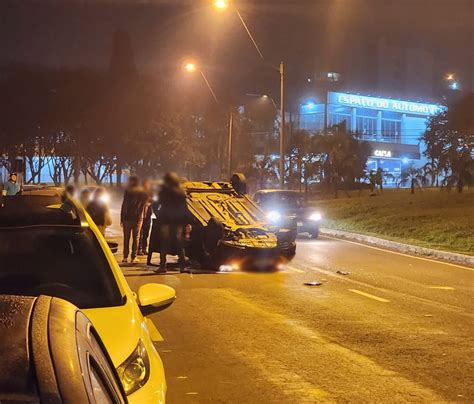 Condutor foge após capotar o veículo que conduzia na avenida São