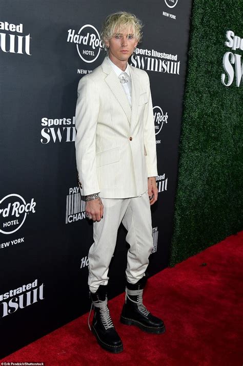 Bom sex Megan Fox xuất hiện bên tình trẻ giữa tin đồn chia tay Sao Âu